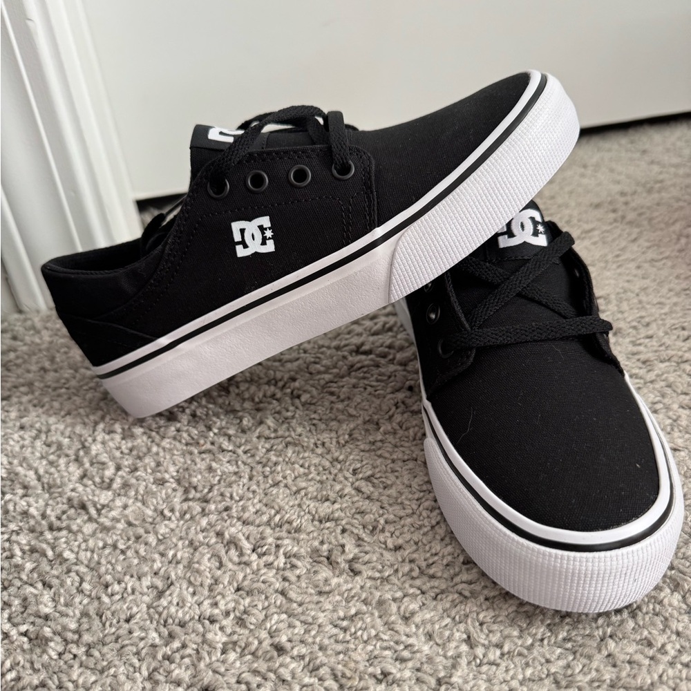 DC Sneakers youth size 4y vans style